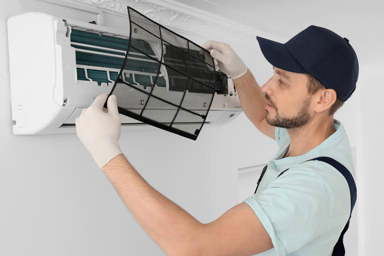 Assistenza Condizionatore Bosch a Padova Assistenza Condizionatore Bosch a Padova - Tecnico specializzato al lavoro
