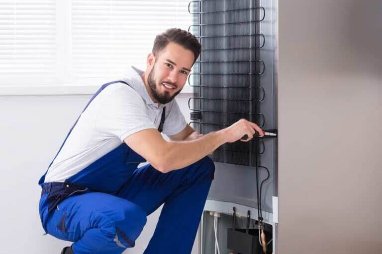 Assistenza Frigorifero a Vicenza - Tecnico specializzato al lavoro